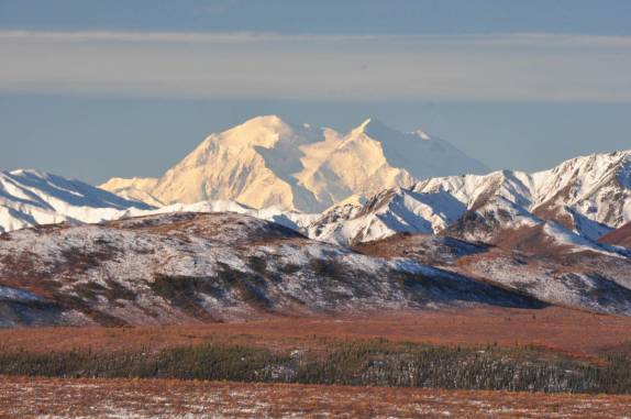 O Denali aparece soberano no horizonte (Denali National Park, no Alaska)
